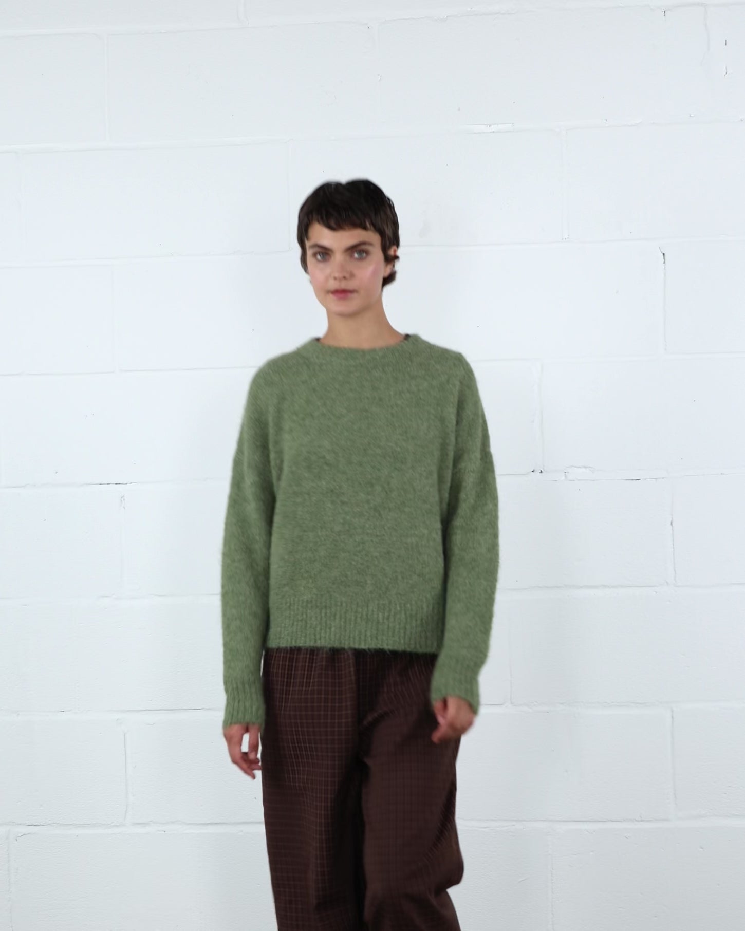 Weicher einfarbiger Pullover
