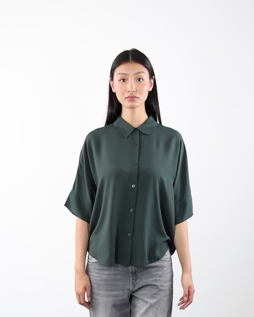 Weite Kurzarm Bluse in Bewegung