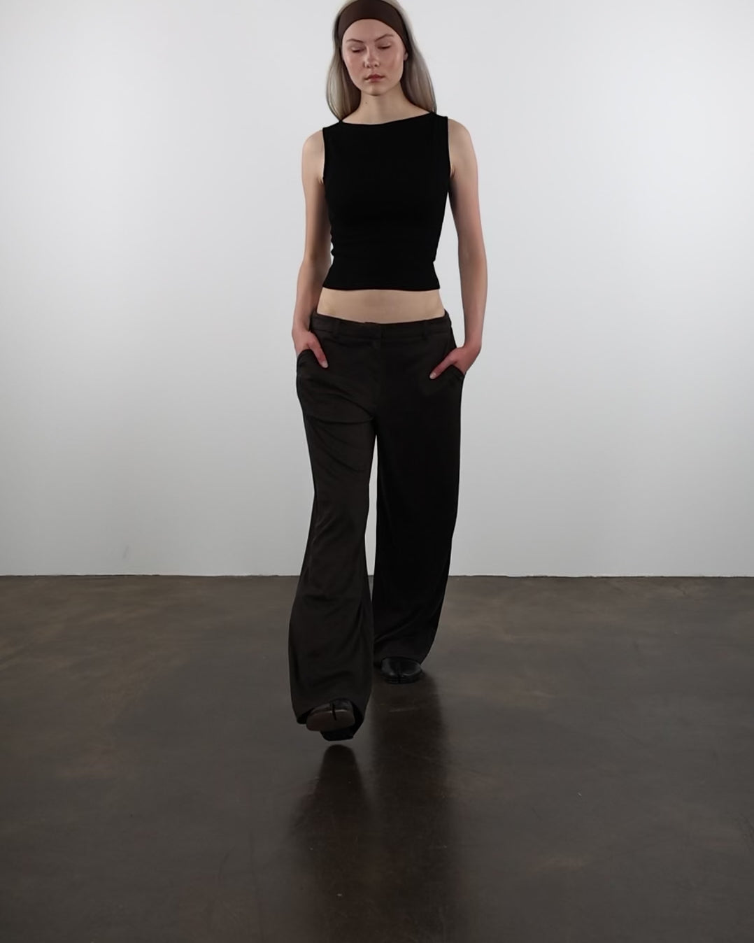 Hose mit Fischgrätmuster im Laufen