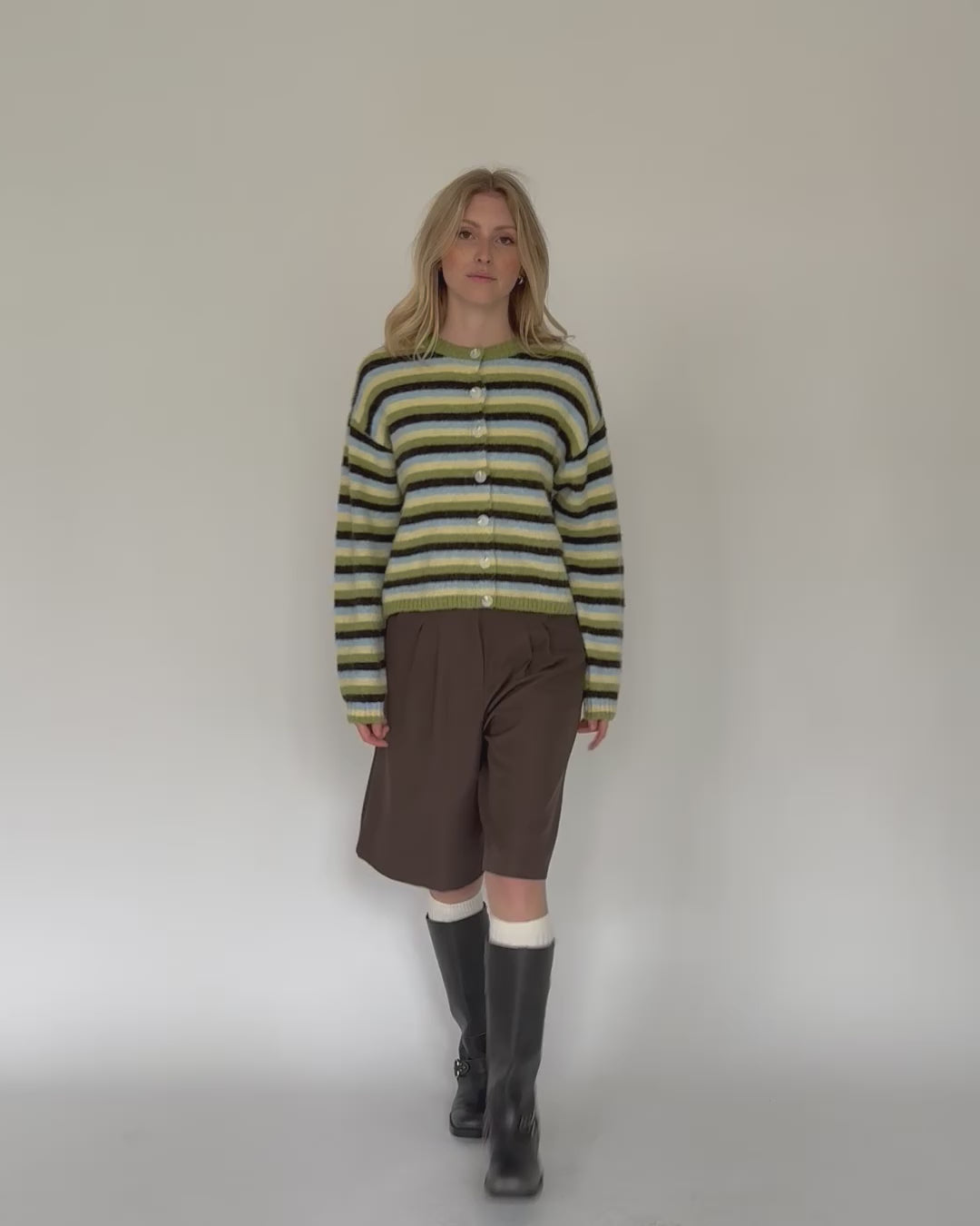 Gestreifte Strickjacke mit Rundhalsausschnitt in Bewegung