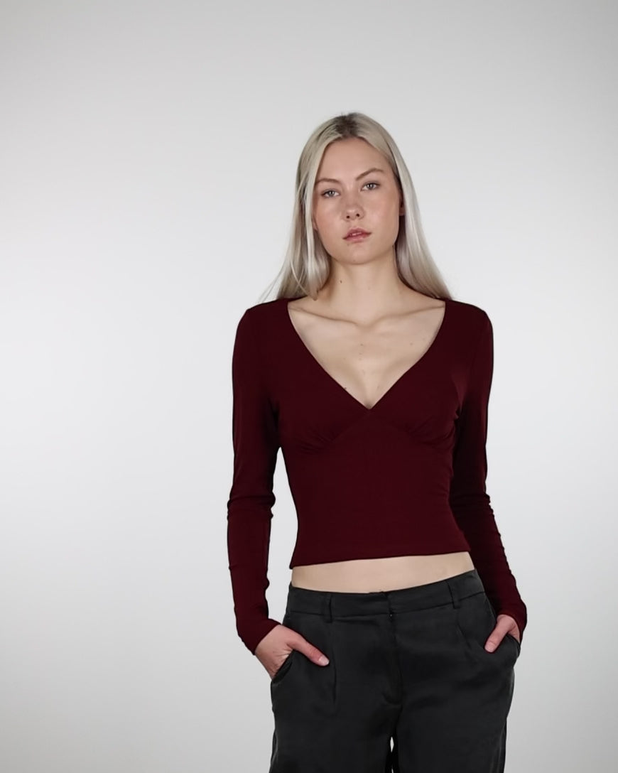 Basic Langarmshirt mit V-Ausschnitt im Laufen