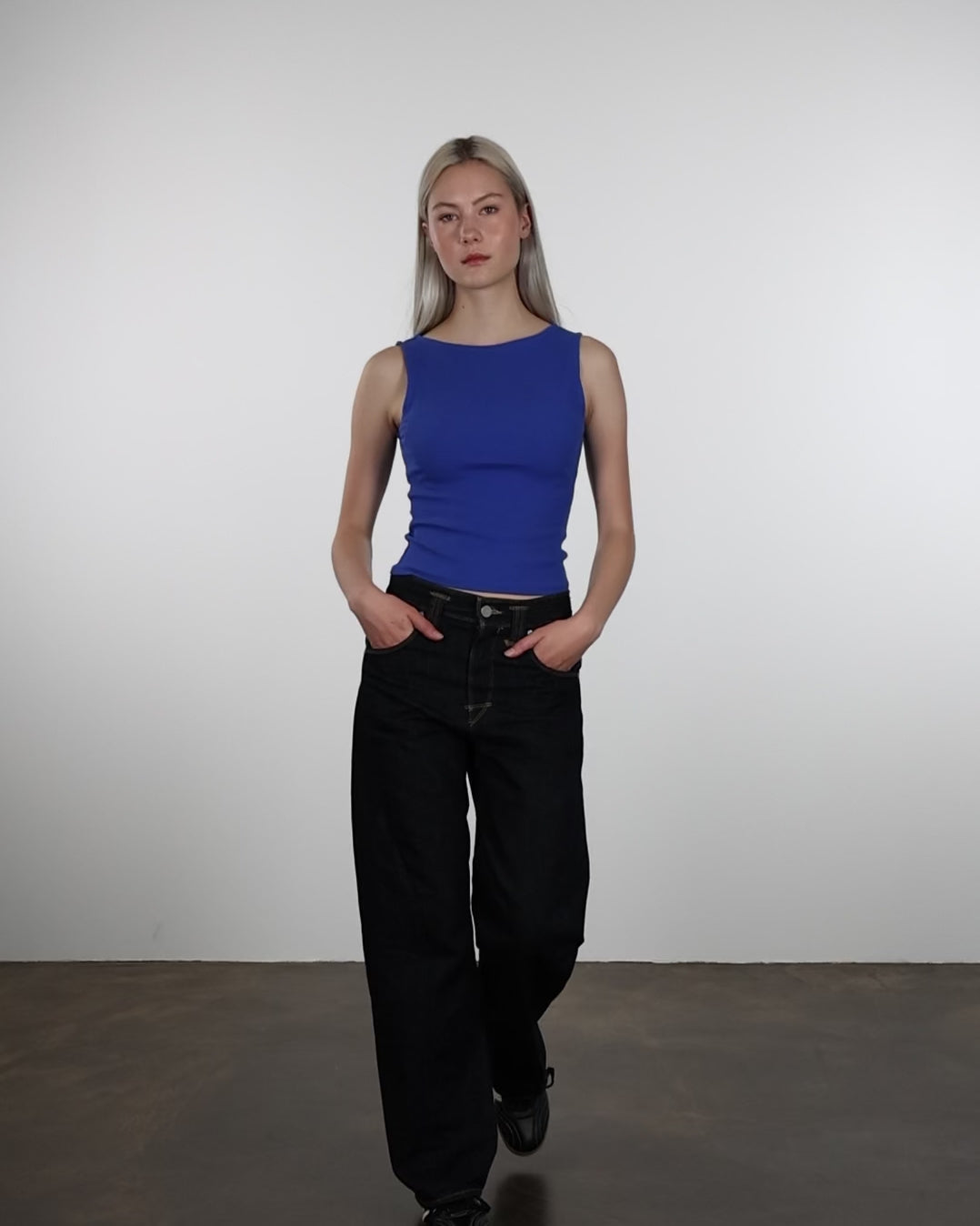 Basic Top mit U-Boot Ausschnitt in Bewegung