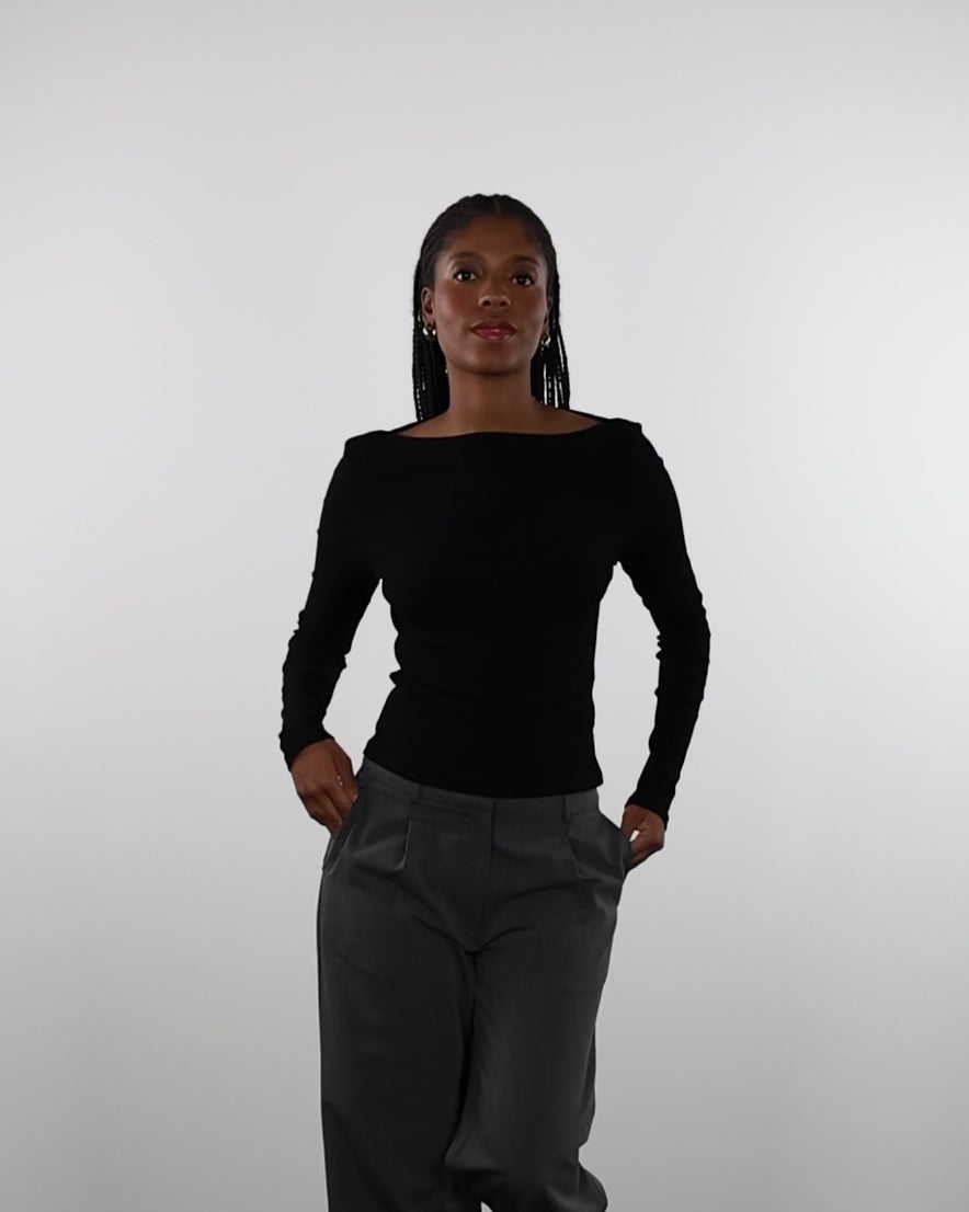 Geripptes Langarmshirt mit U-Boot Ausschnitt