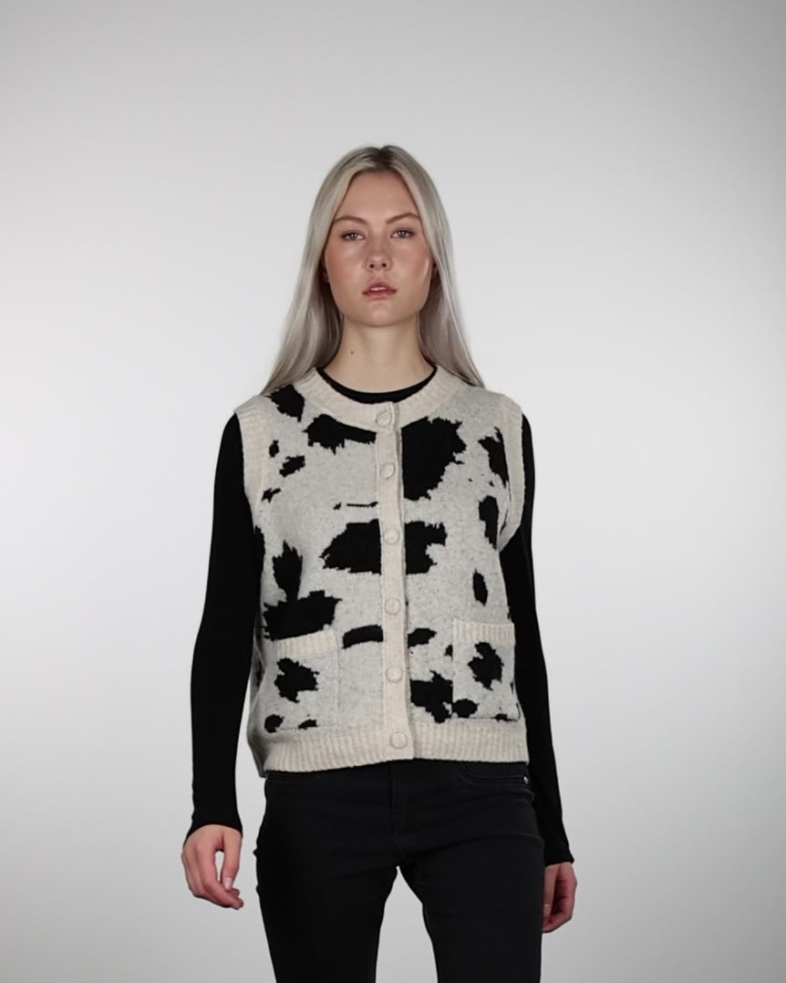 Weste mit Cow-Print in Bewegung