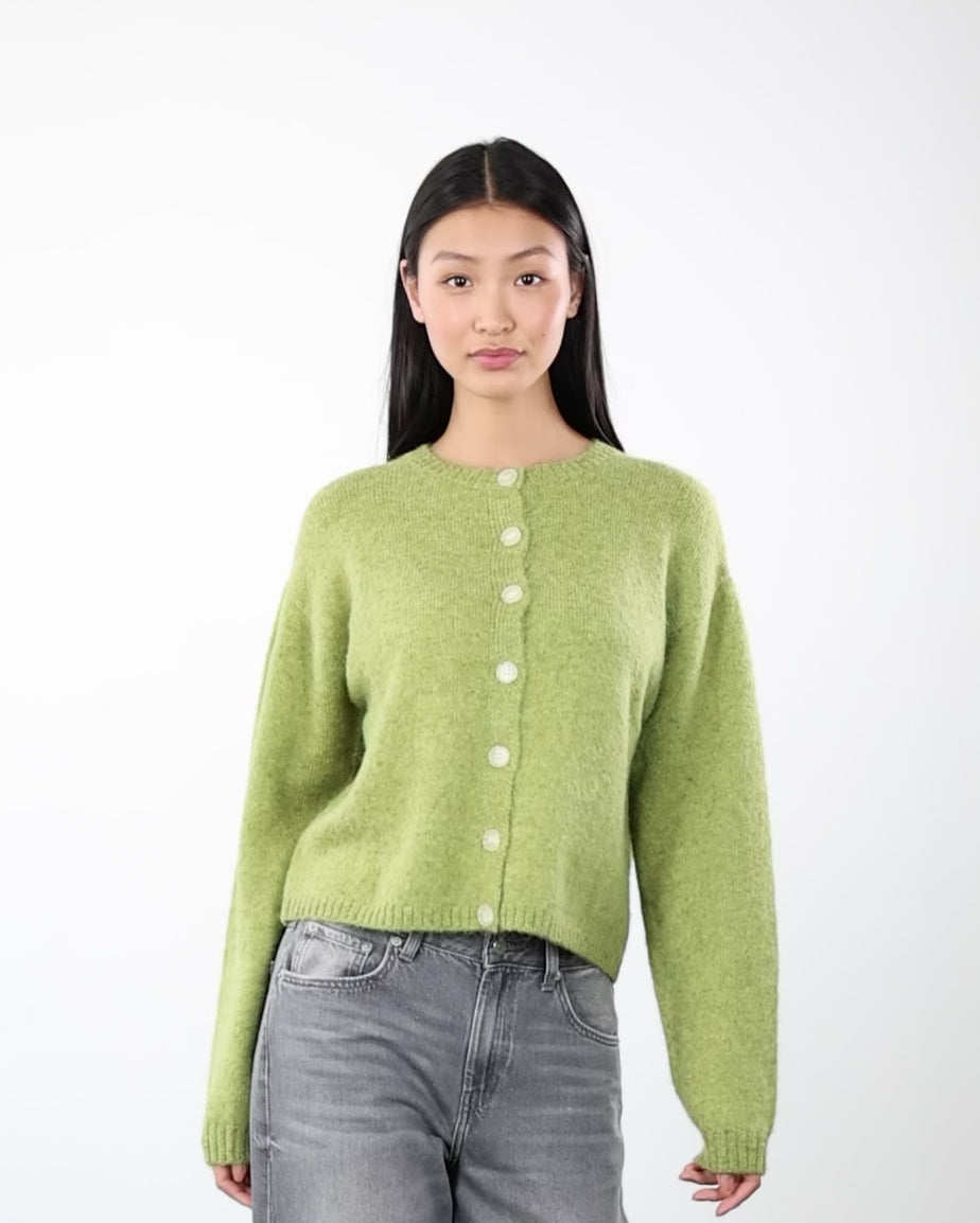 Strickjacke mit Rundhalsausschnitt in Bewegung