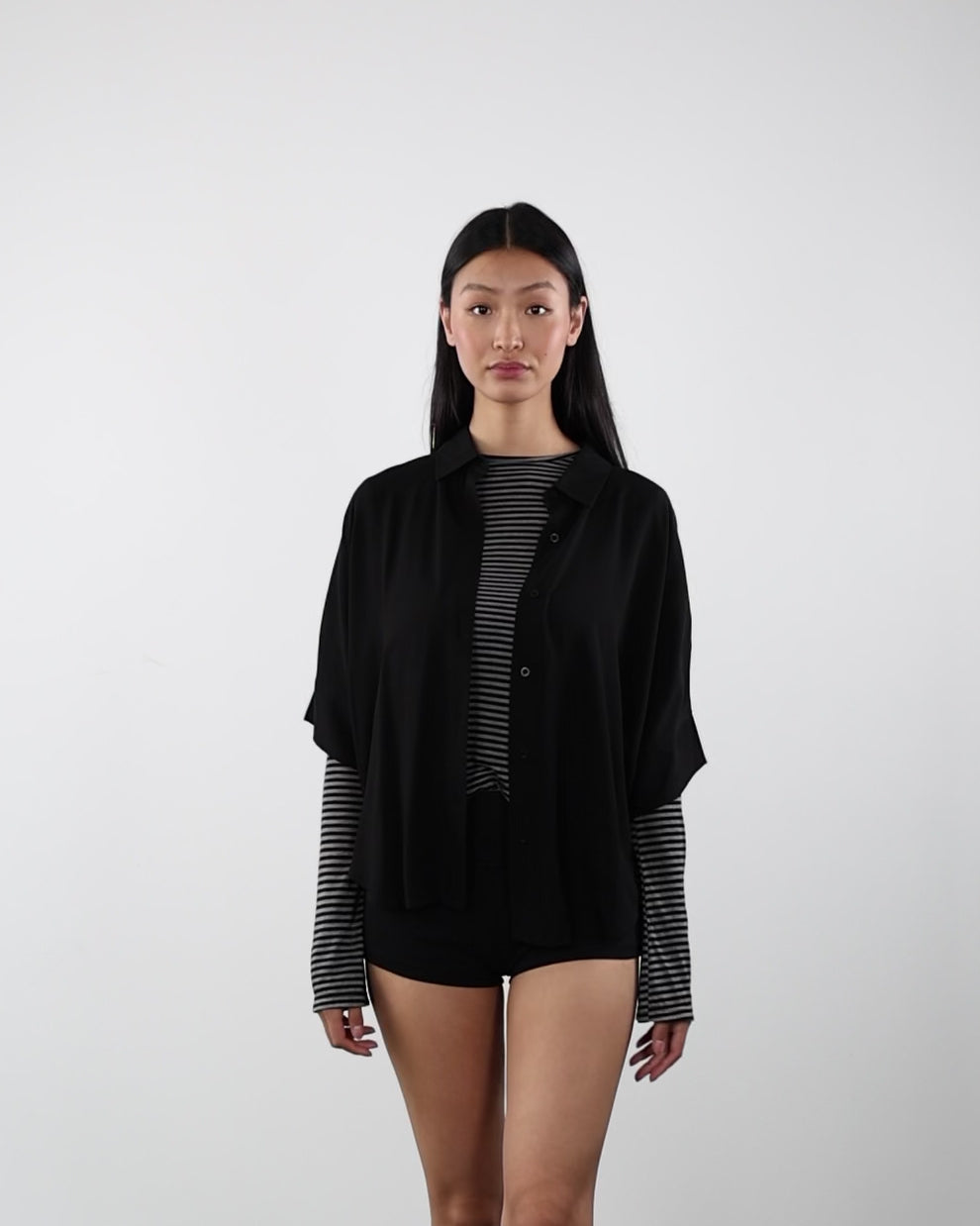 Weite Kurzarm Bluse in Bewegung