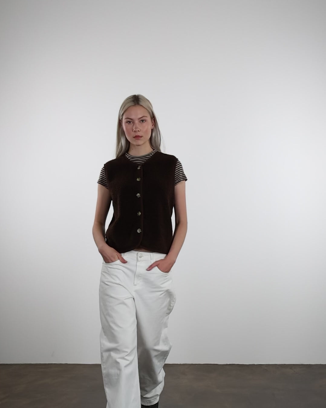 Einfarbige Teddyweste in bewegung