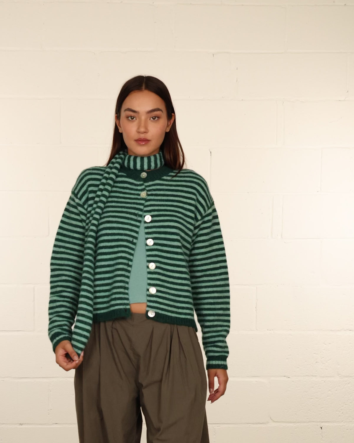 Strickjacke mit schmalen Streifen