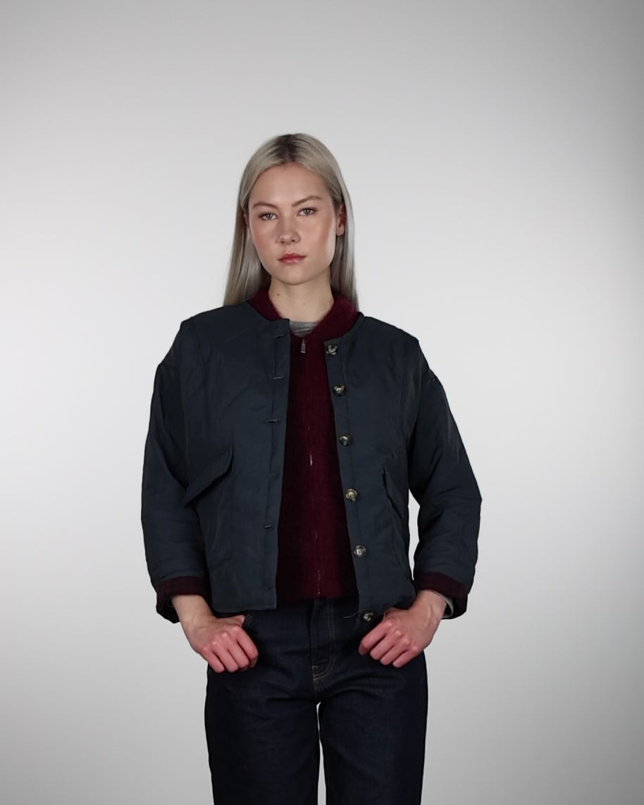 Gesteppte Jacke mit Knopfleiste im Laufen