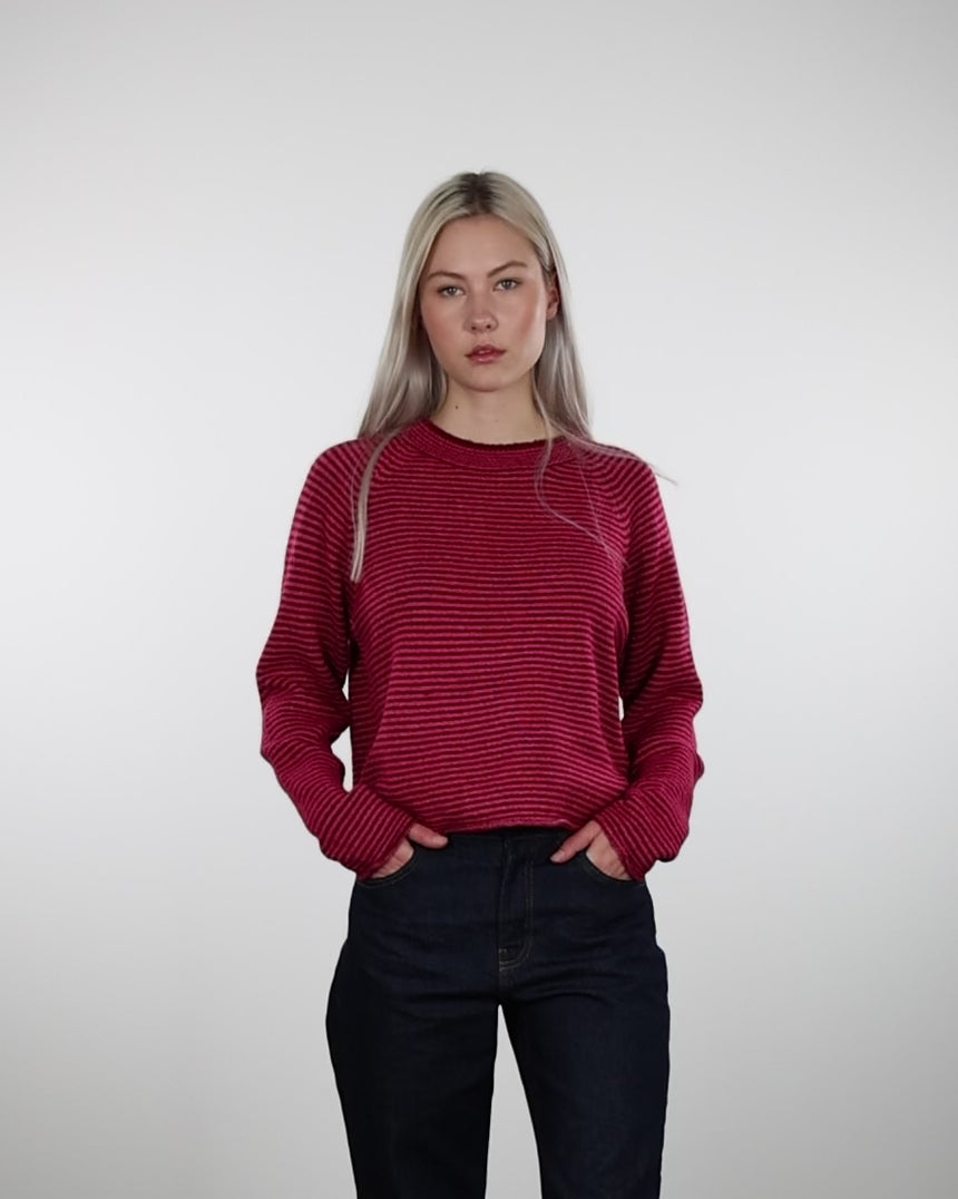 Gestreifter Strickpullover im Laufen