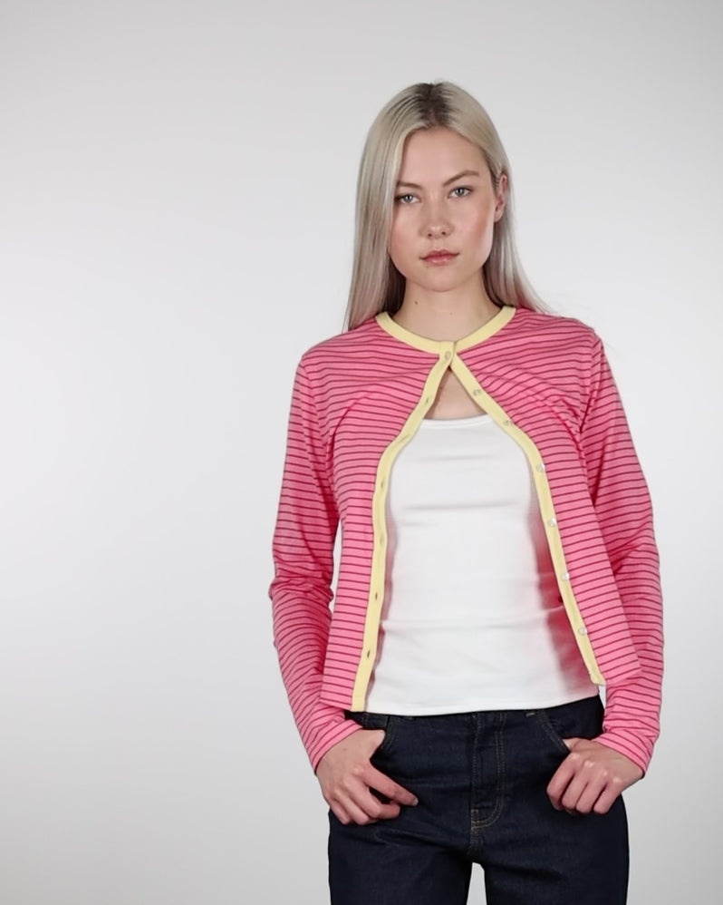 Gestreifter Cardigan aus Baumwolle im Laufen