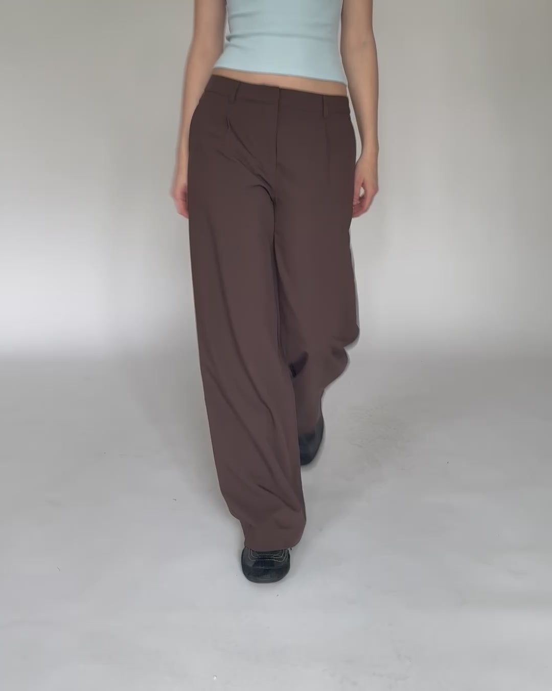 Klassische Anzughose mit geradem Bein in Bewegunng