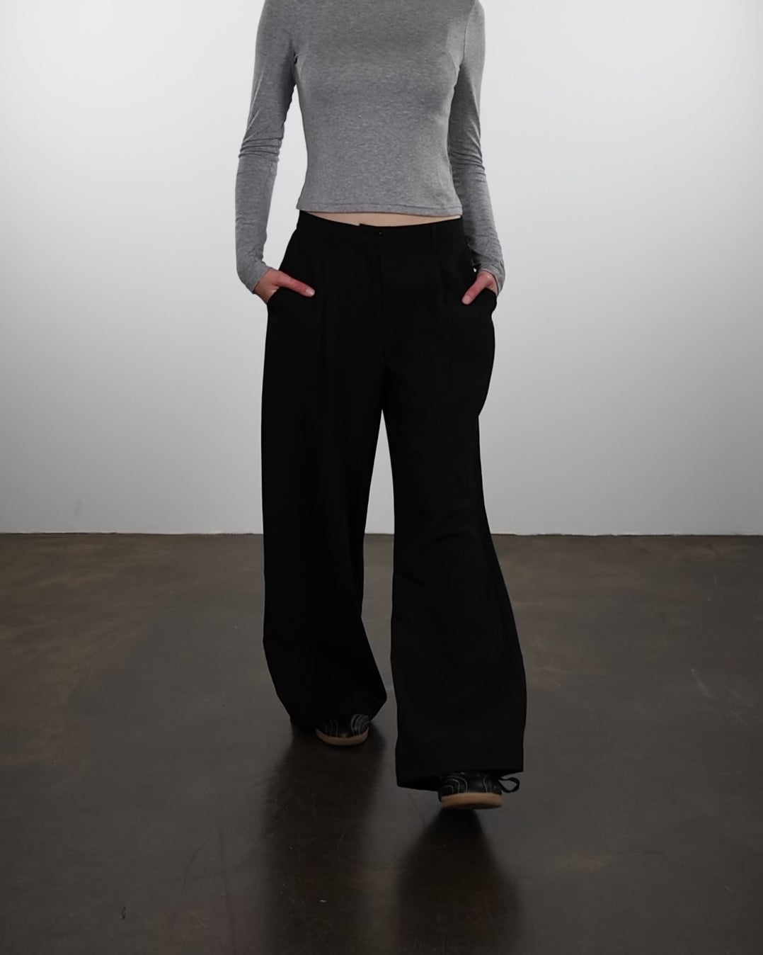 Anzughose mit weitem Bein im Laufen