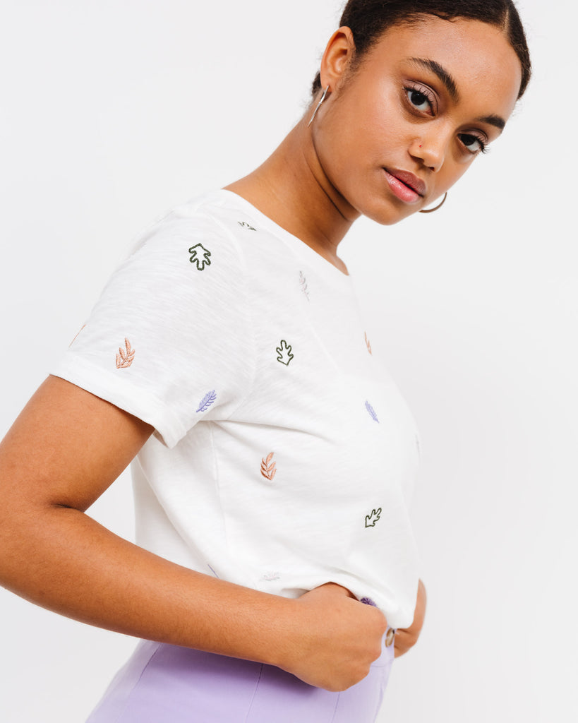T-Shirt mit floraler Stickerei - Broke + Schön#farbe_cloud-dancer