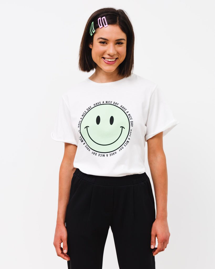 Gecropptes T-Shirt mit grinsendem Emoticon - Broke + Schön#farbe_off-white