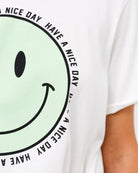 Gecropptes T-Shirt mit grinsendem Emoticon - Broke + Schön#farbe_off-white