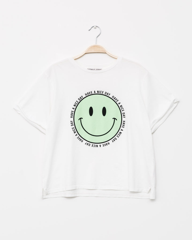 Gecropptes T-Shirt mit grinsendem Emoticon - Broke + Schön#farbe_off-white