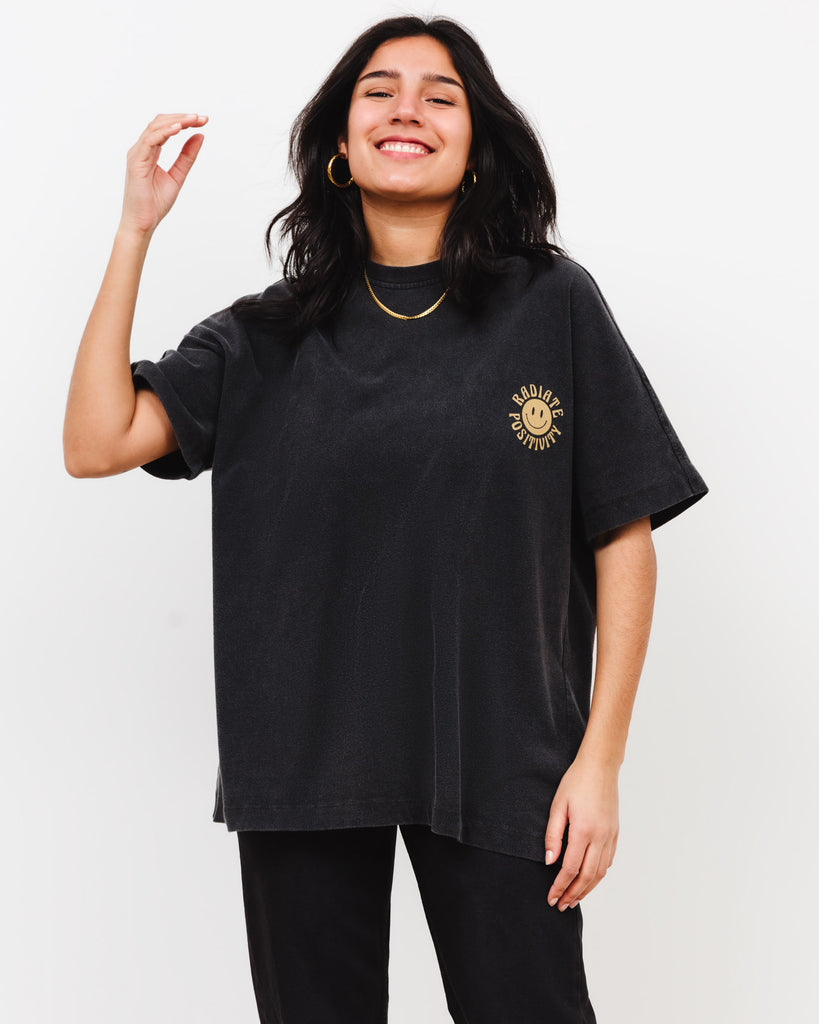 T-Shirt mit strahlendem Lachgesicht - Broke + Schön#farbe_dark-grey