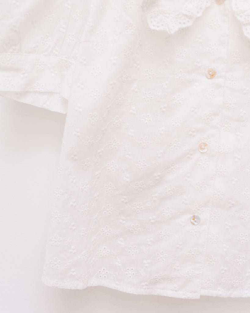 Sommerliche Bluse mit Bubikragen - Broke + Schön