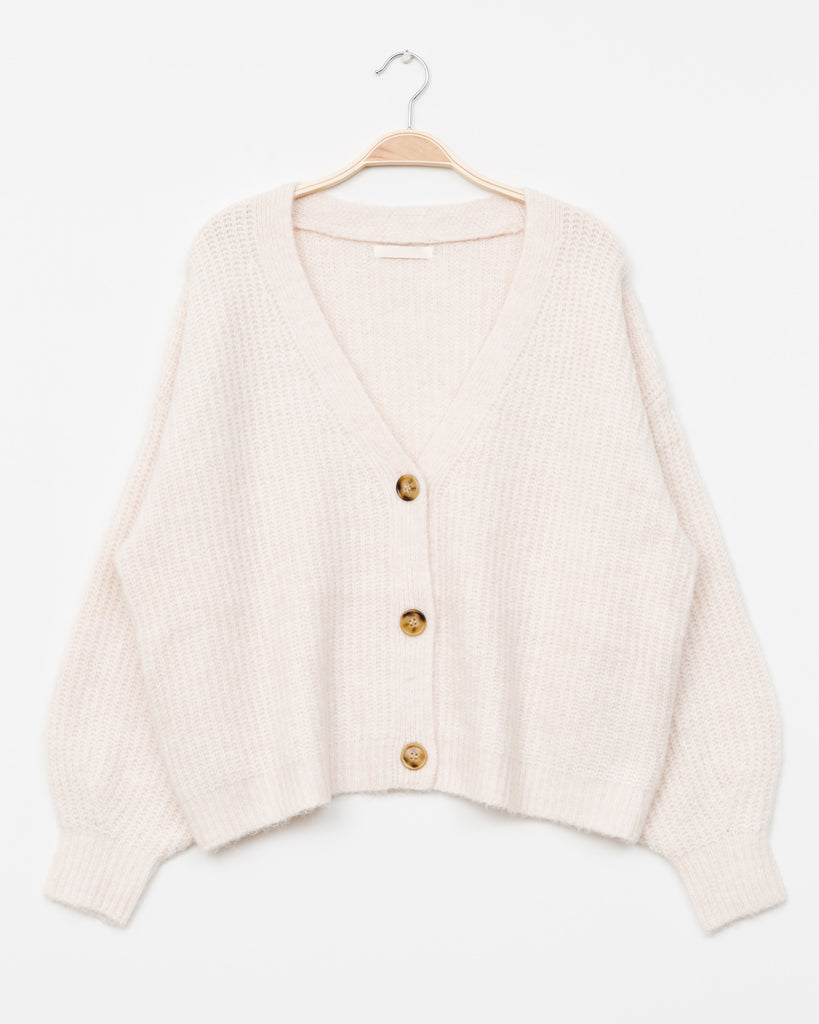 Lockere Strickjacke mit Schildpatt Knöpfen - Broke + Schön#farbe_beige