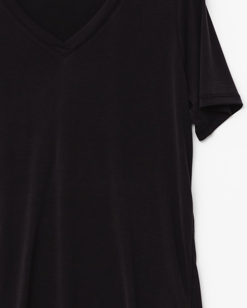 Oversized Basic T-Shirt mit V-Ausschnitt - Broke + Schön#farbe_black