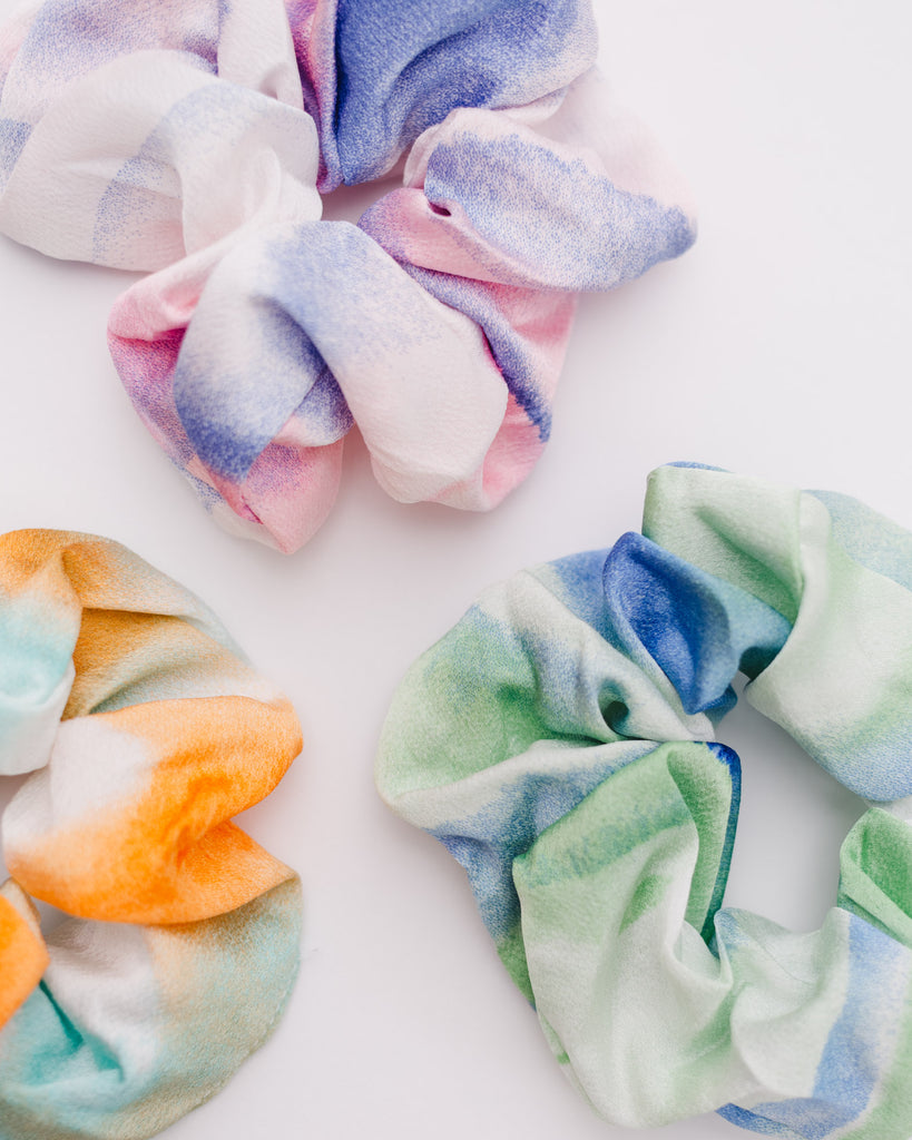 Scrunchie in Batikmuster - Broke + Schön#farbe_green-tiedye