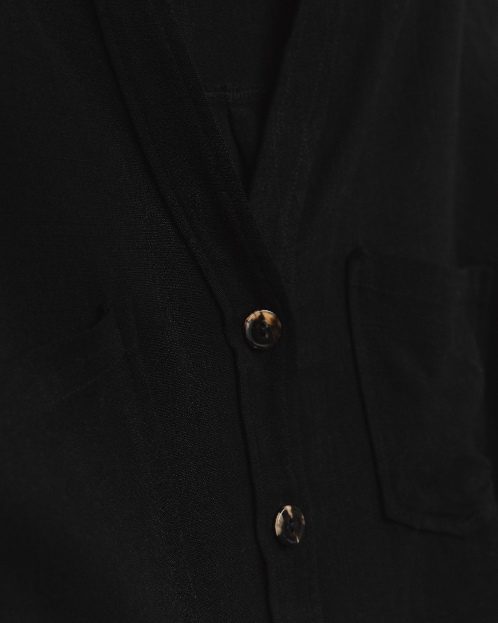Kastige Bluse mit V-Ausschnitt - Broke + Schön#farbe_black