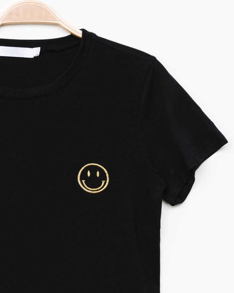 T-Shirt mit lächelndem Emojicon Stickerei - Broke + Schön#farbe_black