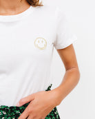T-Shirt mit lächelndem Emojicon Stickerei - Broke + Schön#farbe_white