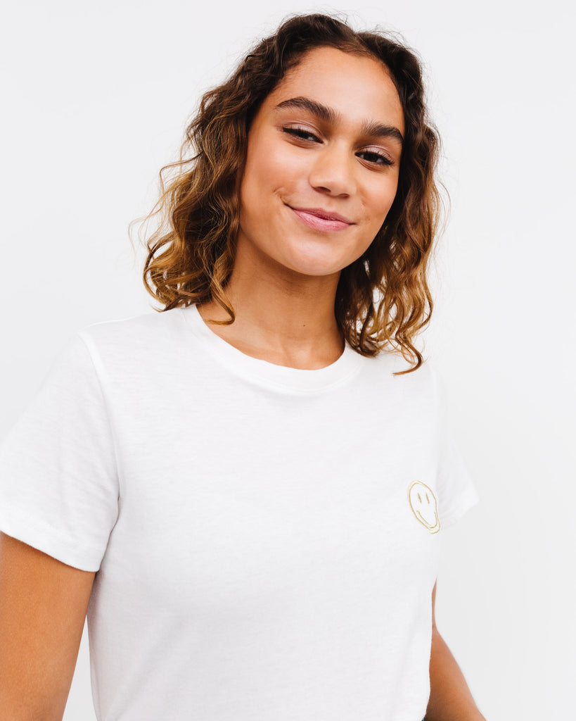 T-Shirt mit lächelndem Emojicon Stickerei - Broke + Schön#farbe_white