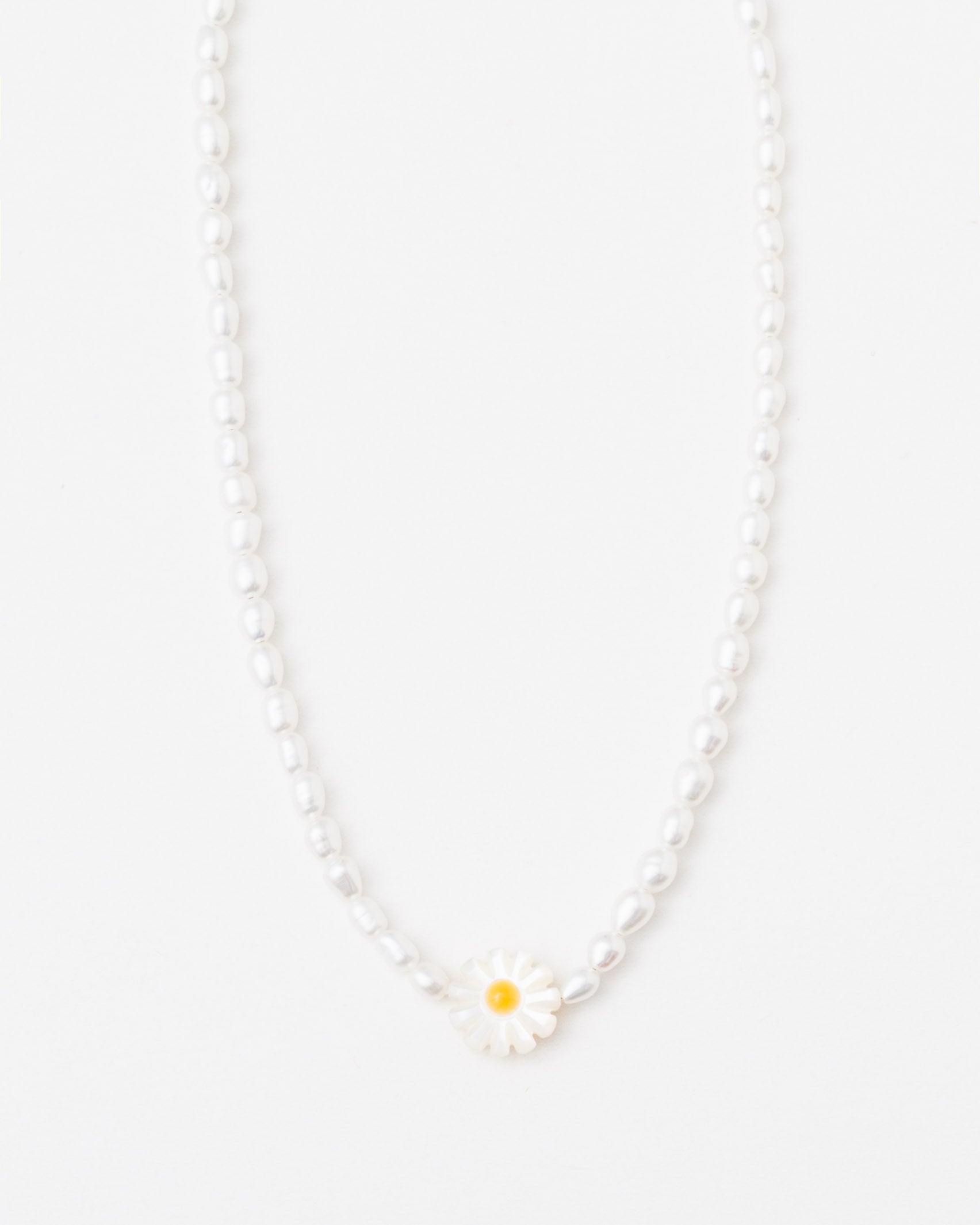 Perlenkette mit Chrysanthemen-Anhänger - Broke + Schön#farbe_white