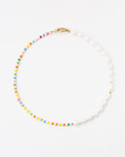 Süßwasserperlenkette mit bunten Perlen - Broke + Schön#farbe_white
