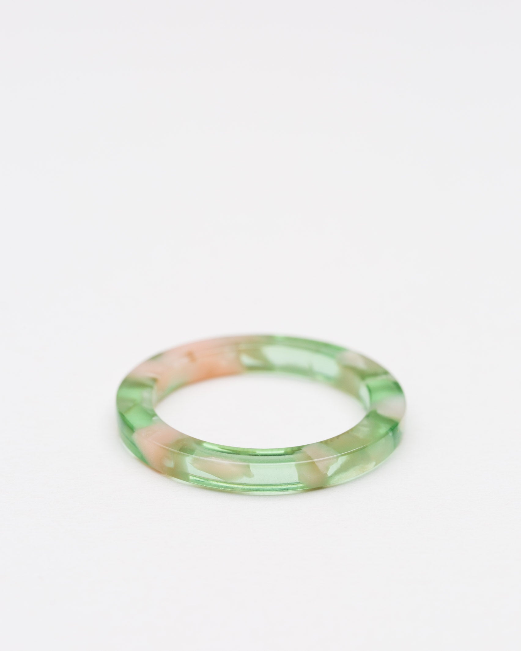  Schmaler Ring in farbiger Horn-Optik - Broke + Schön#farbe_green