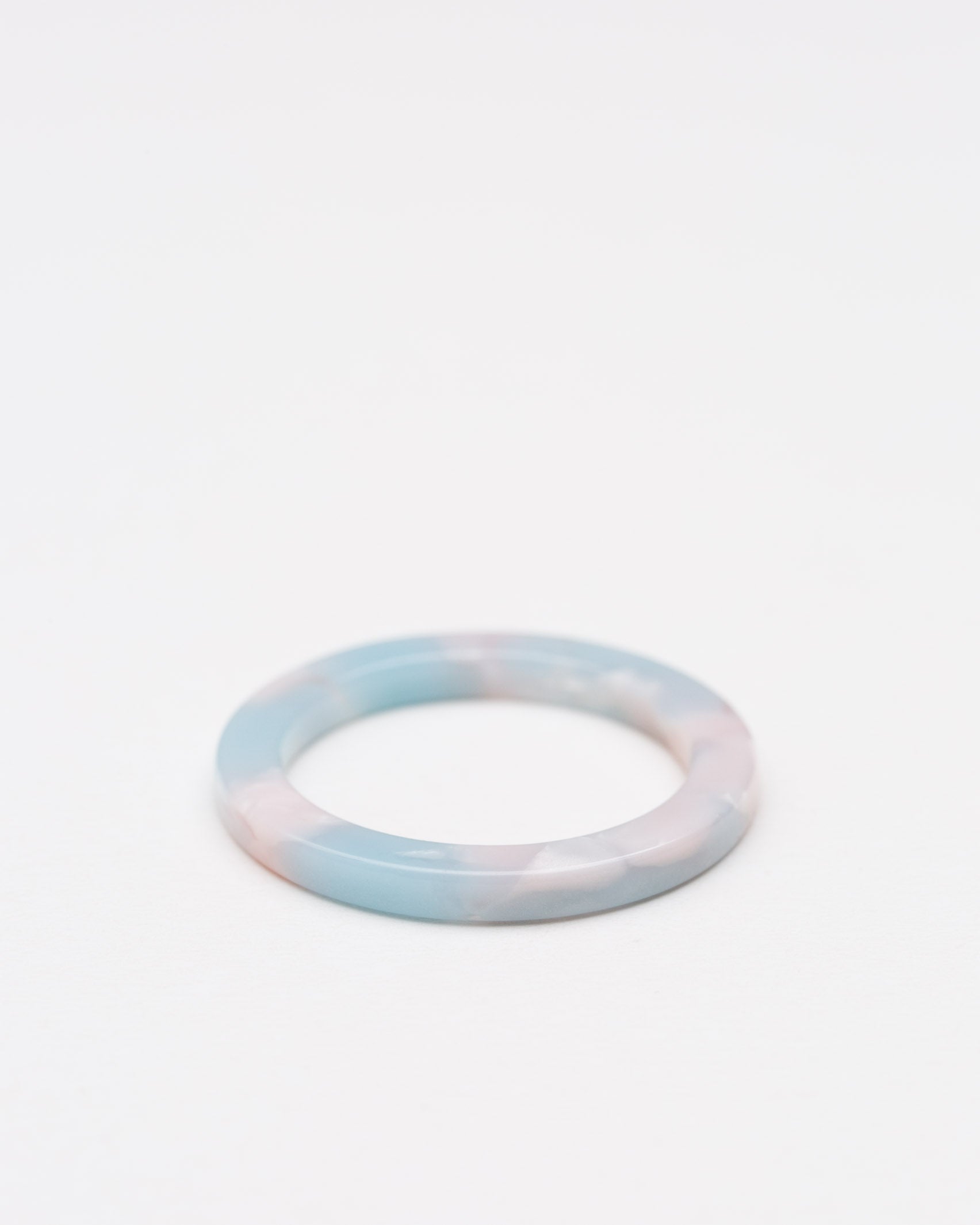 Schmaler Ring in farbiger Horn-Optik - Broke + Schön#farbe_lightblue