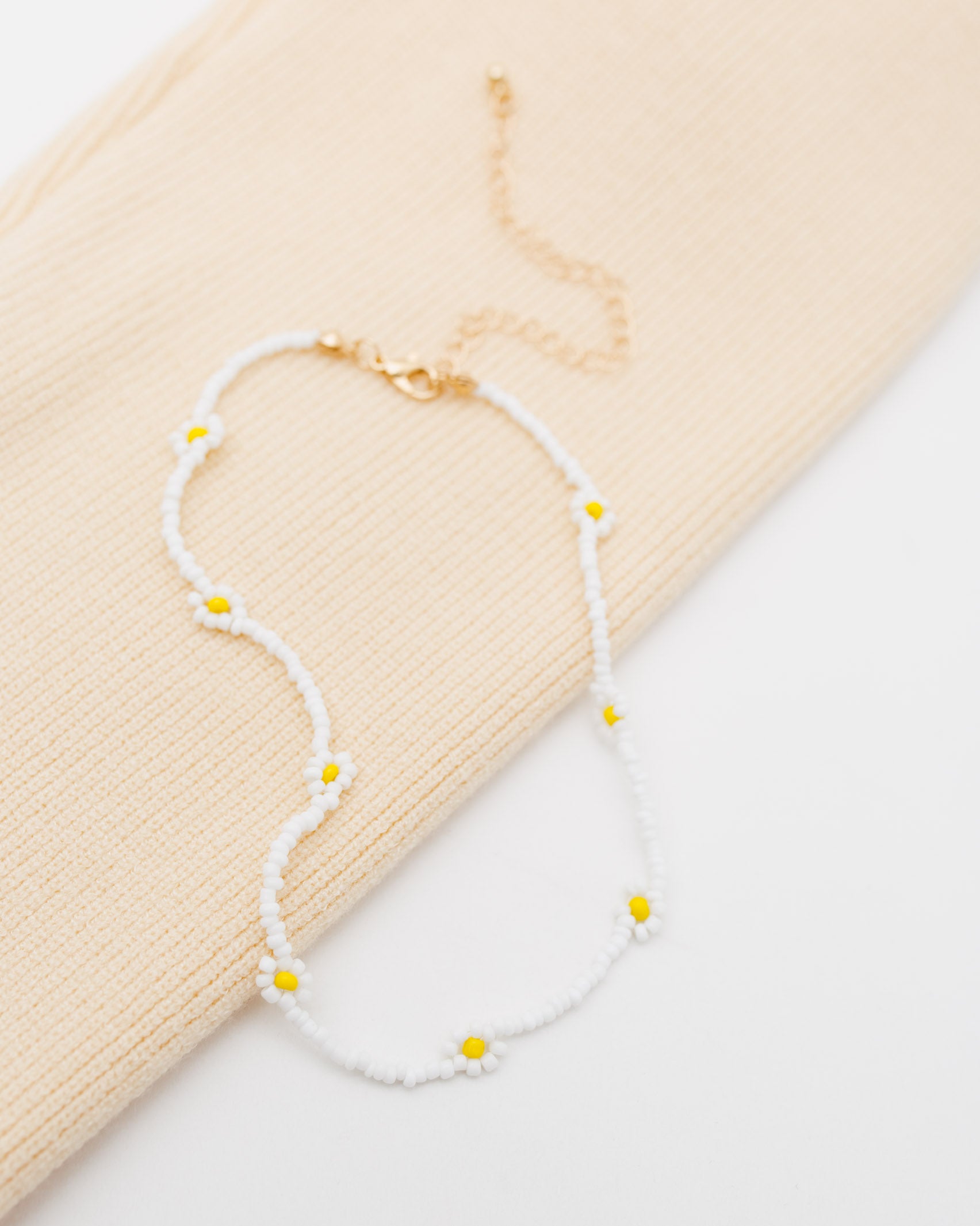 Perlenkette mit Blüten - Broke + Schön#farbe_white