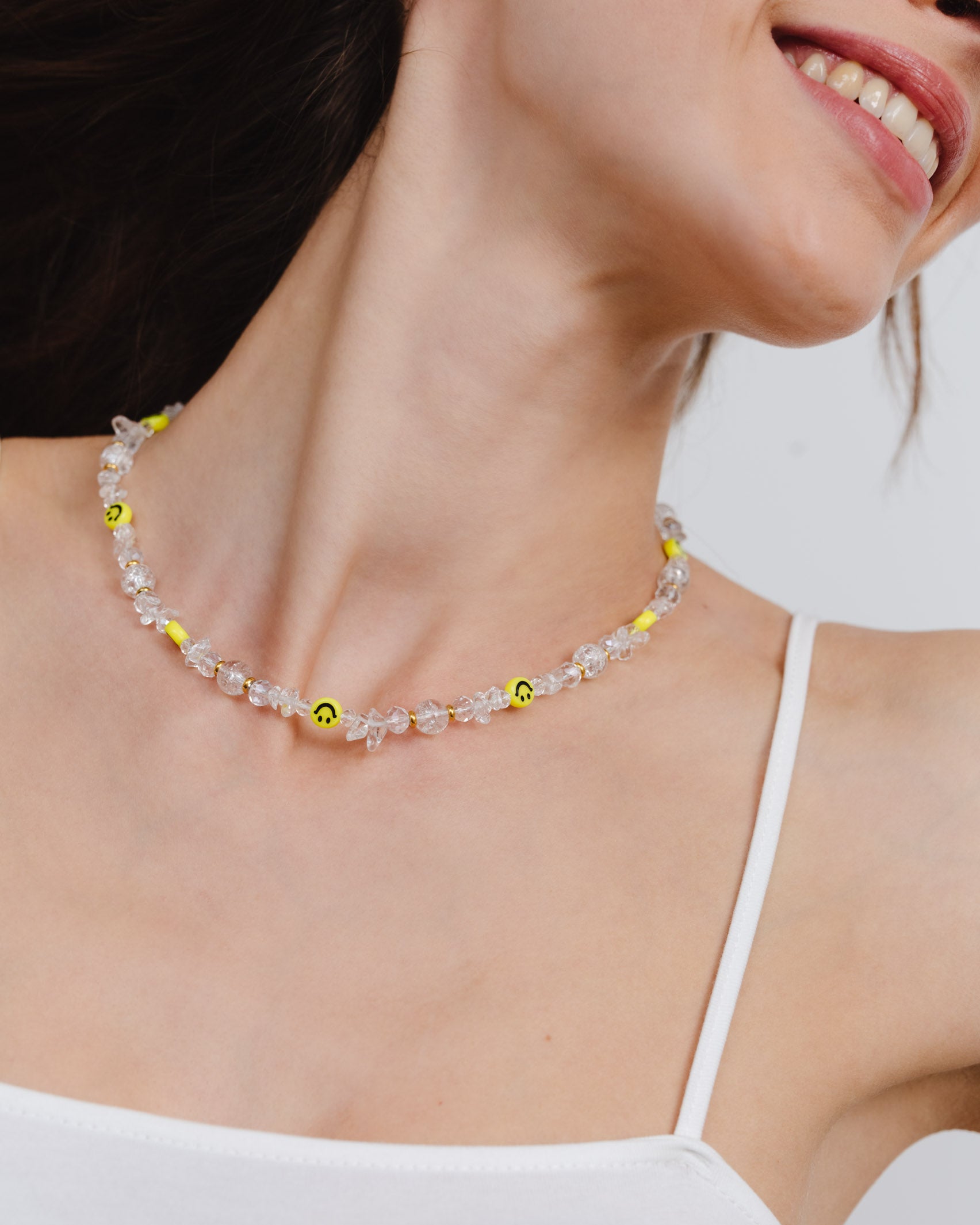 Kristallartige Perlenkette mit lächelnden Smileys - Broke + Schön#farbe_white