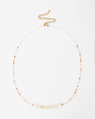 Perlenkette mit Schriftzug "AMOUR" - Broke + Schön#farbe_apricot