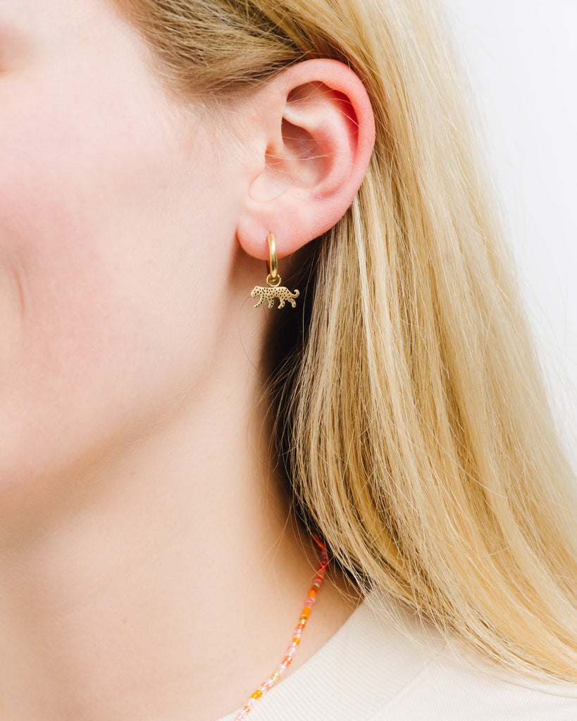 Mini Creolen mit Leoparden Anhänger  - Broke + Schön#farbe_gold-colored