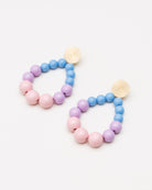 Bunte Ohrringe mit tropfenförmiger Perlen-Creolen - Broke + Schön#farbe_rose