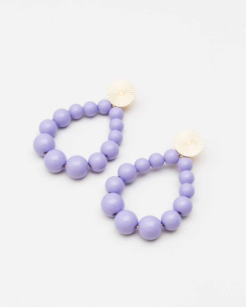 Bunte Ohrringe mit tropfenförmiger Perlen-Creolen - Broke + Schön#farbe_lilac