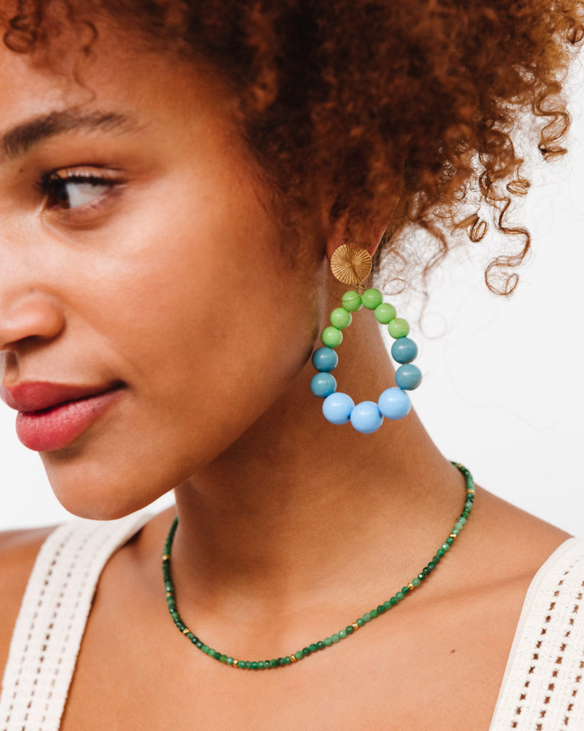 Bunte Ohrringe mit tropfenförmiger Perlen-Creolen - Broke + Schön#farbe_gras-green