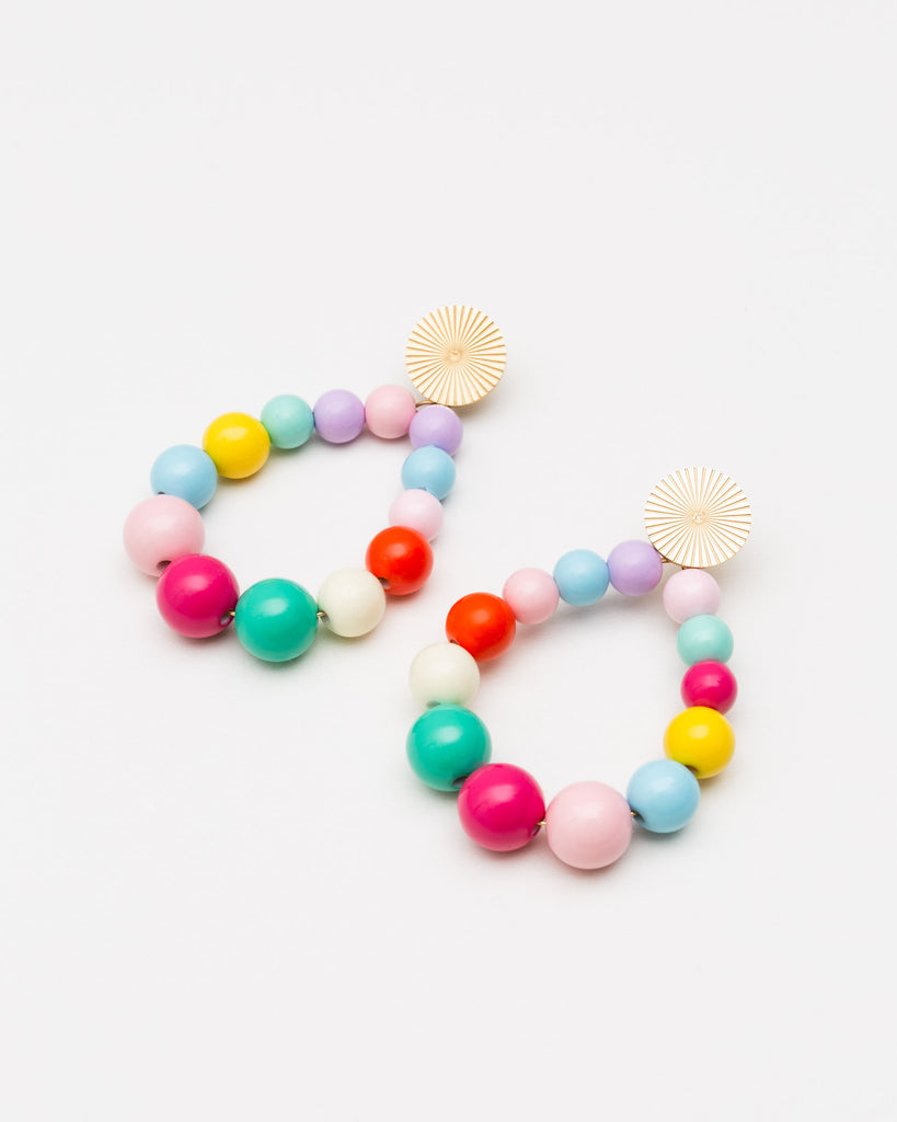 Bunte Ohrringe mit tropfenförmiger Perlen-Creolen - Broke + Schön#farbe_rainbow