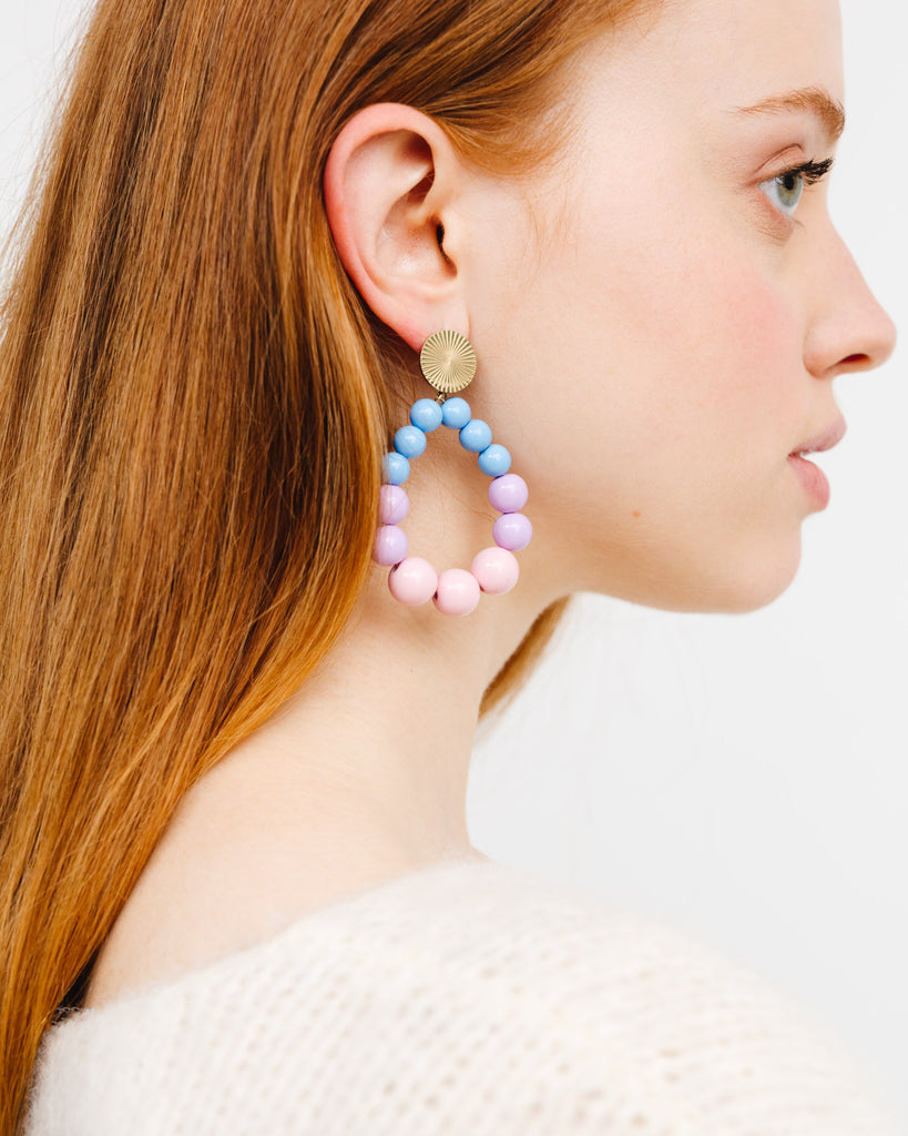 Bunte Ohrringe mit tropfenförmiger Perlen-Creolen - Broke + Schön#farbe_rose