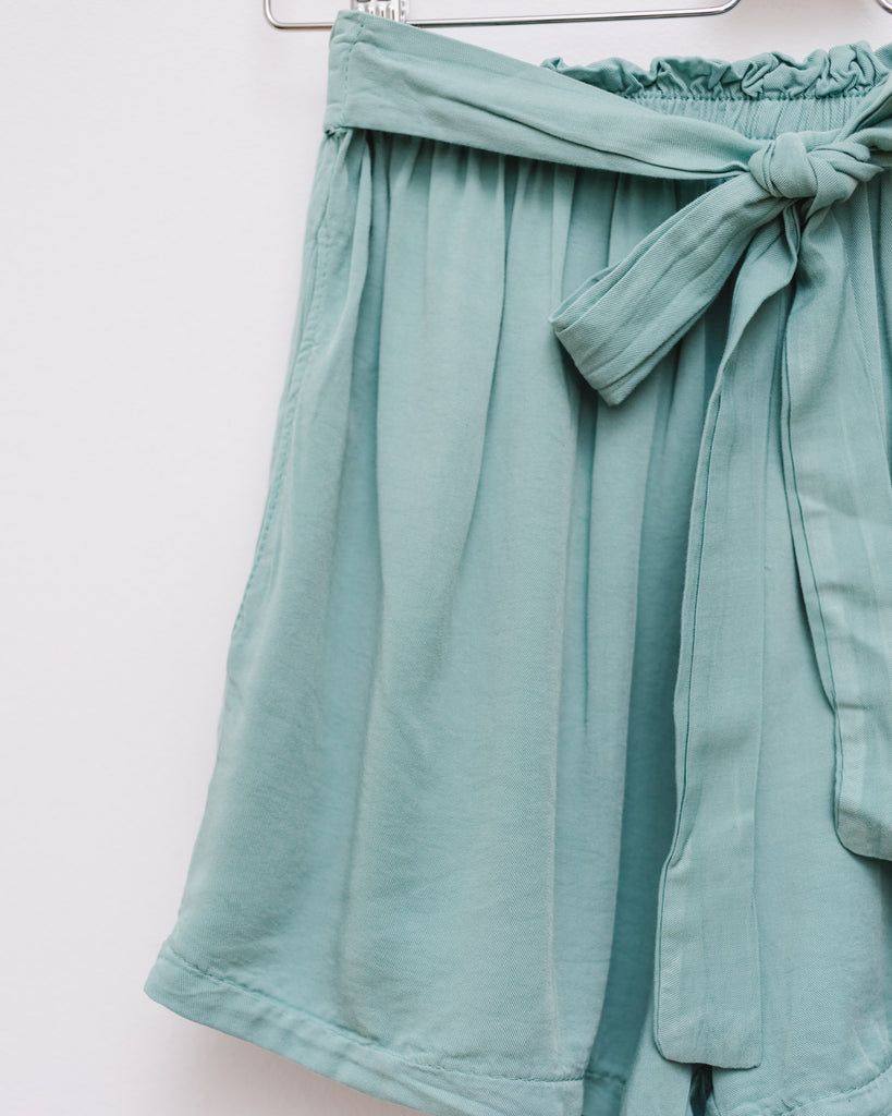 Luftige Shorts mit Bindegürtel - Broke + Schön#farbe_agate