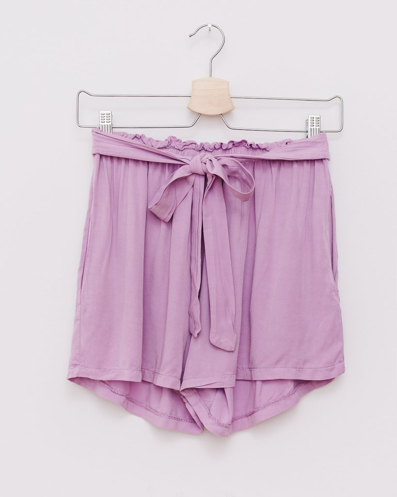 Luftige Shorts mit Bindegürtel - Broke + Schön#farbe_violett