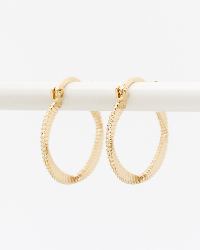 Flache Creolen mit Struktur - Broke + Schön#farbe_gold-colored