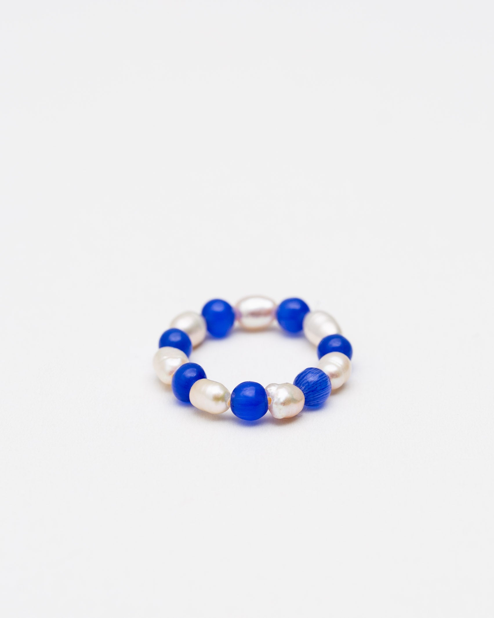 Ring aus weißen und farbigen Perlen- Broke + Schön#farbe_sapphire-blue