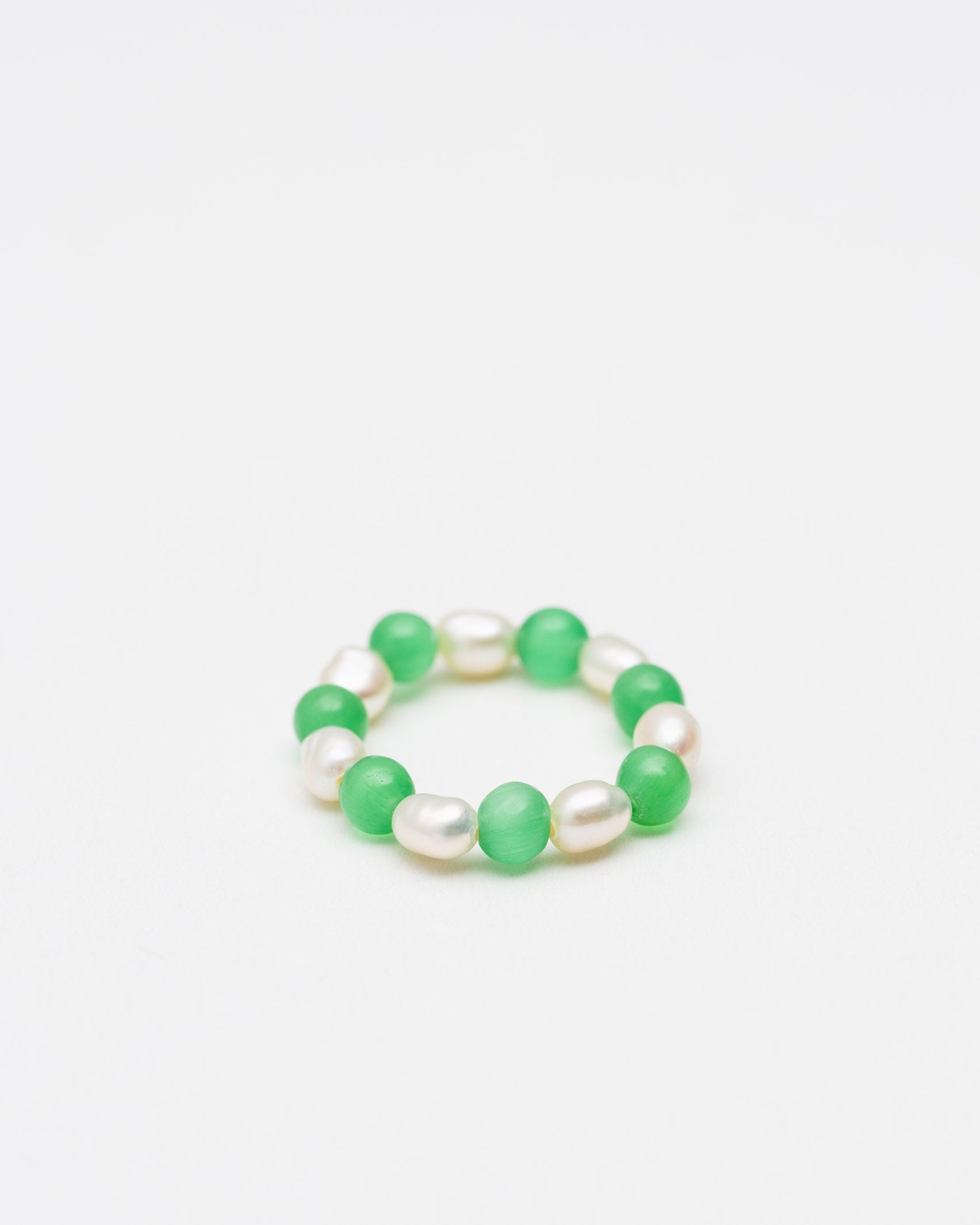 Ring aus weißen und farbigen Perlen- Broke + Schön#farbe_light-emerald-green