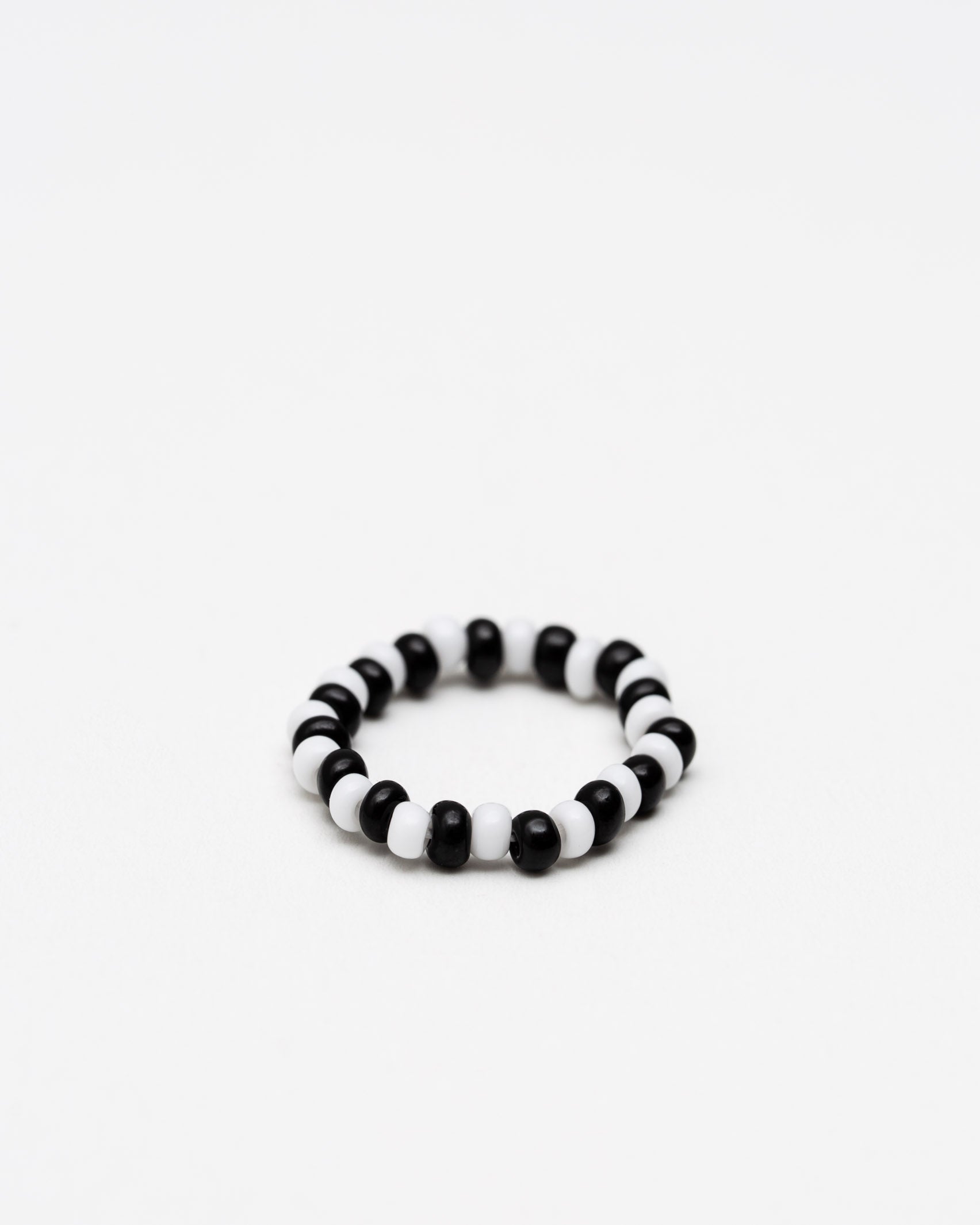 Elastischer Ring aus Perlen- Broke + Schön#farbe_black