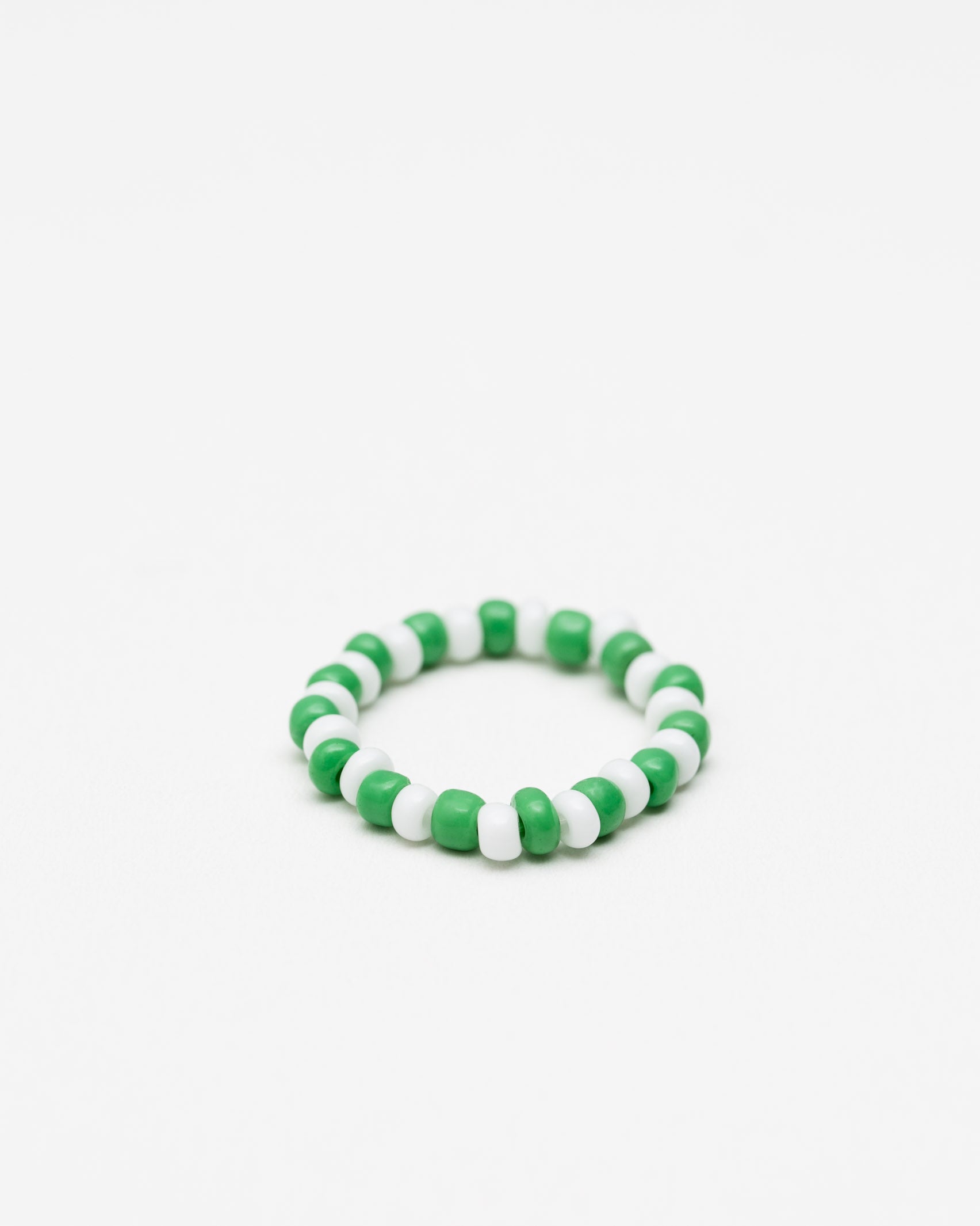 Elastischer Ring aus Perlen- Broke + Schön#farbe_light-emerald-green
